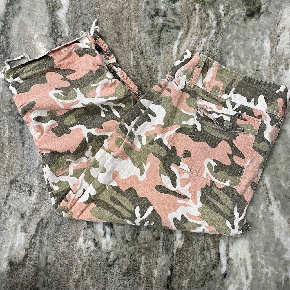 Younique Pink Camo Capris Size 14/16